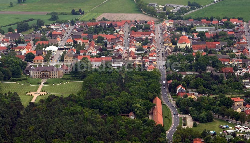 Oranienbaum-Wörlitz von oben - Schloßparkanlage am Schloss Oranienbaum mit der Orangerie in Oranienbaum-Wörlitz im Bundesland Sachsen-Anhalt