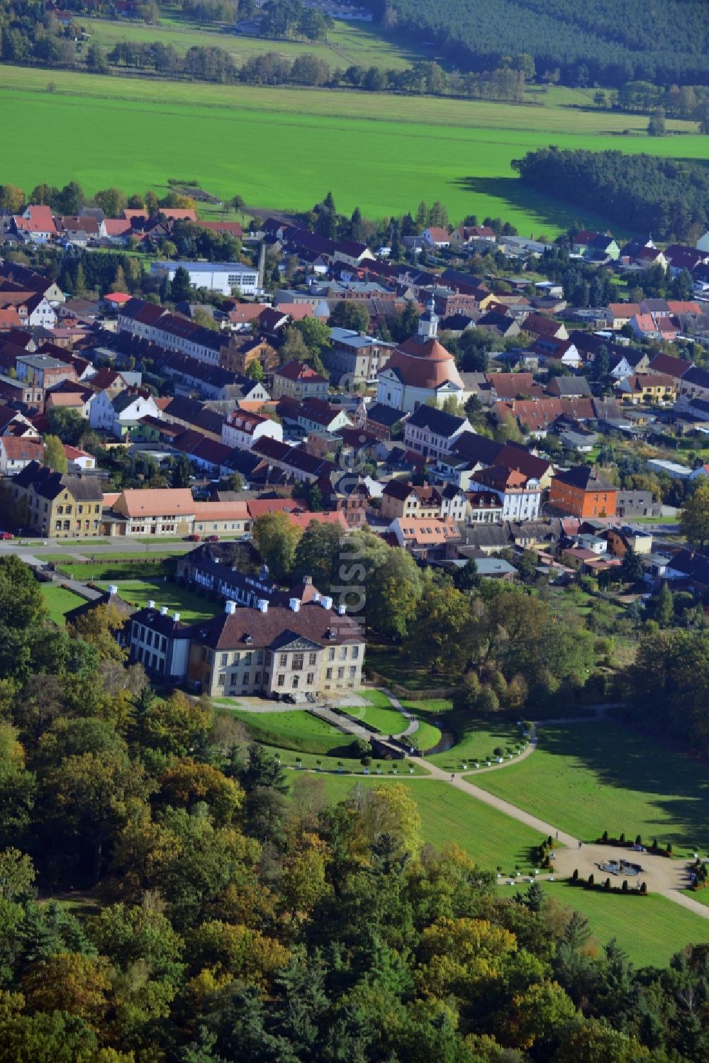 Luftaufnahme Oranienbaum-Wörlitz - Schloßparkanlage am Schloss Oranienbaum in Oranienbaum-Wörlitz im Bundesland Sachsen-Anhalt