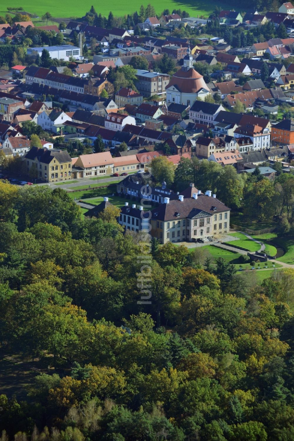 Oranienbaum-Wörlitz von oben - Schloßparkanlage am Schloss Oranienbaum in Oranienbaum-Wörlitz im Bundesland Sachsen-Anhalt