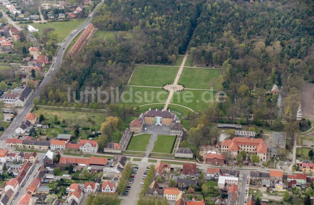 Oranienbaum-Wörlitz aus der Vogelperspektive: Schloßparkanlage am Schloss Oranienbaum in Oranienbaum-Wörlitz im Bundesland Sachsen-Anhalt