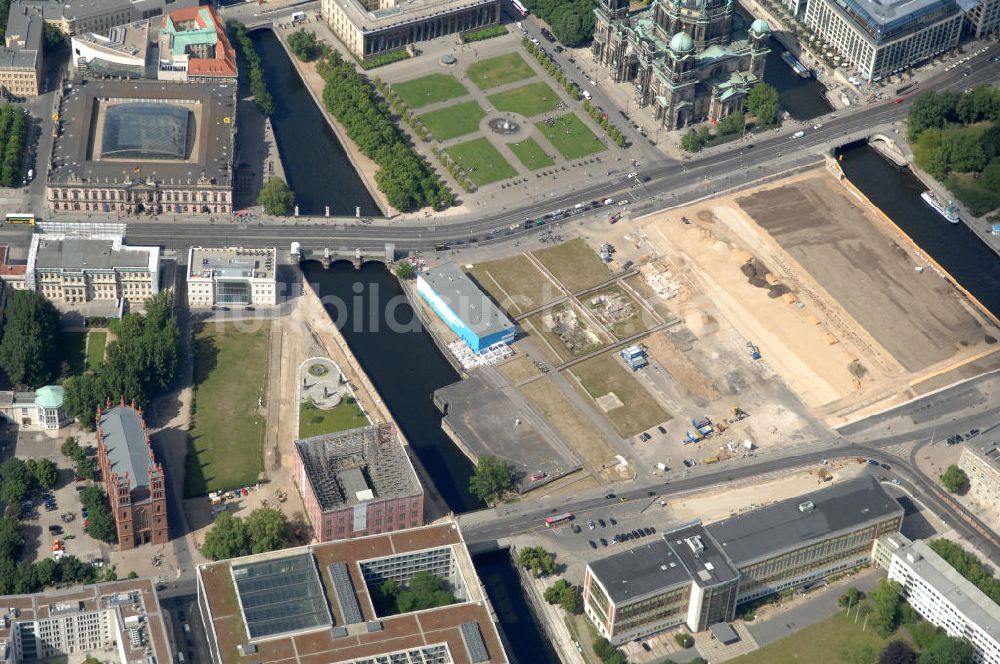 Berlin aus der Vogelperspektive: Schloßplatz mit Abrißfläche des ehemaligen Palast der Republik in Mitte