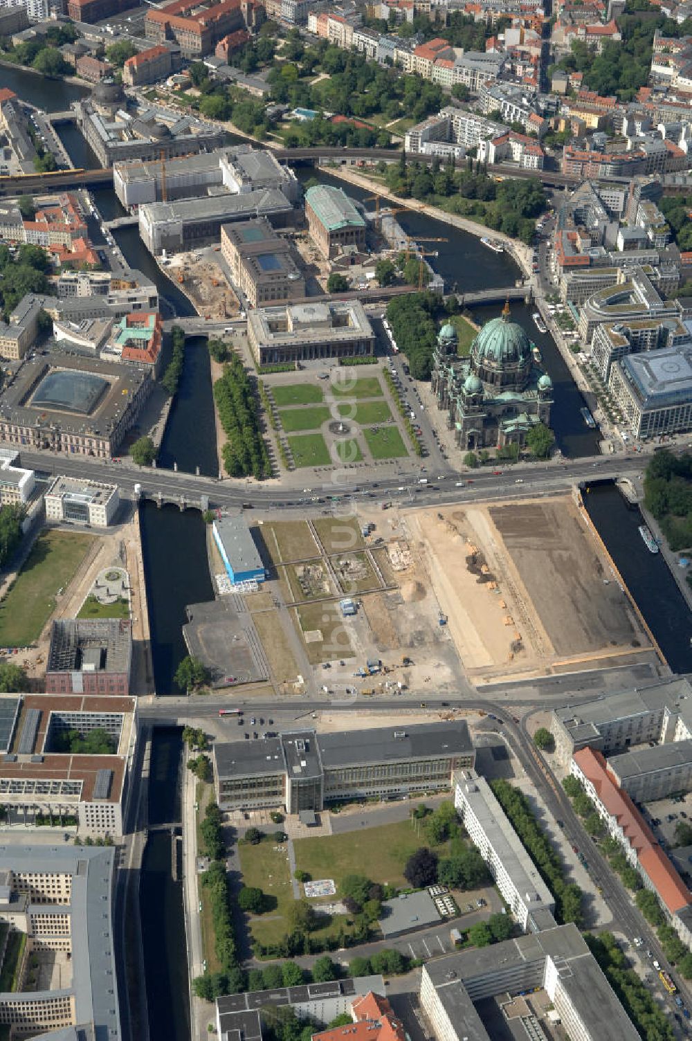 Luftbild Berlin - Schloßplatz mit Abrißfläche des ehemaligen Palast der Republik in Mitte