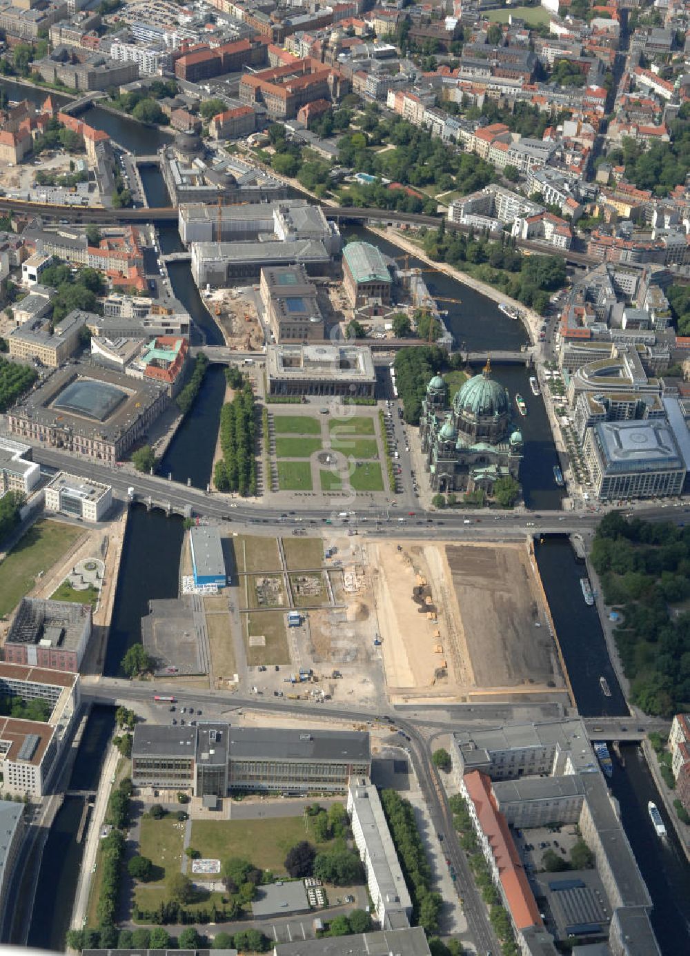 Luftaufnahme Berlin - Schloßplatz mit Abrißfläche des ehemaligen Palast der Republik in Mitte