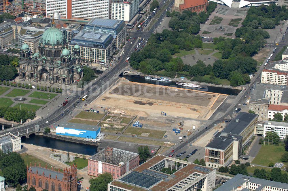 Berlin von oben - Schloßplatz mit Abrißfläche des ehemaligen Palast der Republik in Mitte