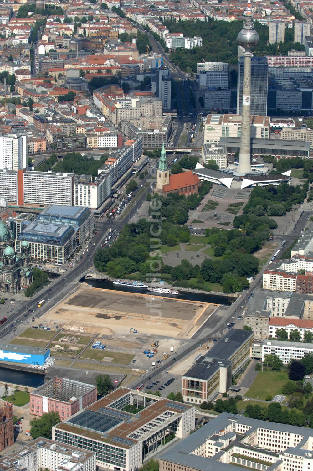 Berlin aus der Vogelperspektive: Schloßplatz mit Abrißfläche des ehemaligen Palast der Republik in Mitte