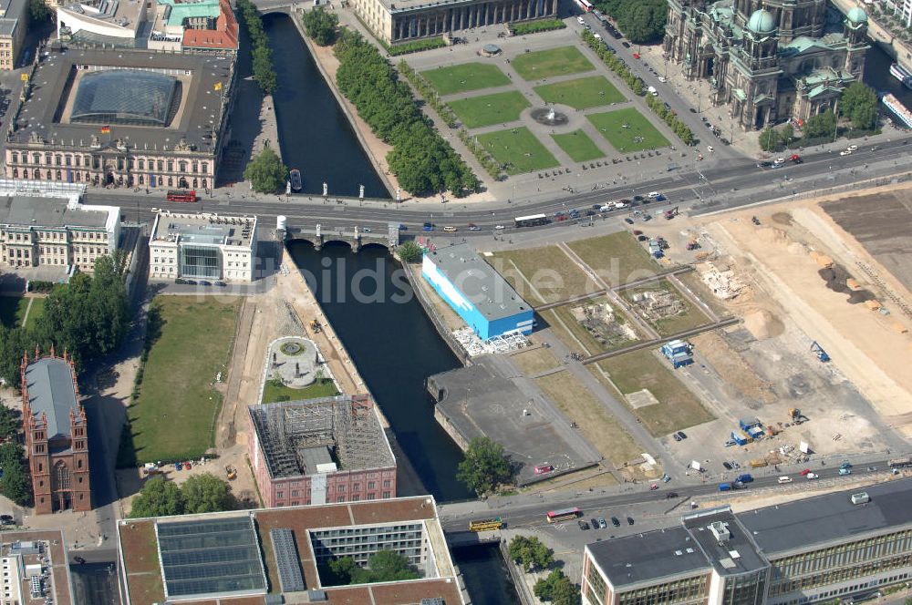 Luftbild Berlin - Schloßplatz mit Abrißfläche des ehemaligen Palast der Republik in Mitte