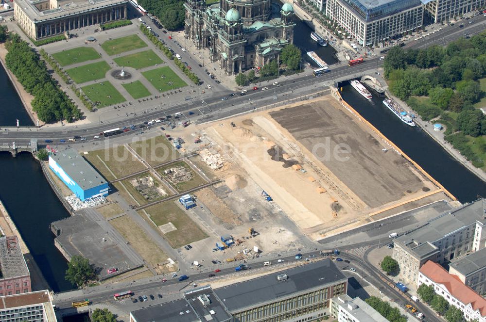 Luftaufnahme Berlin - Schloßplatz mit Abrißfläche des ehemaligen Palast der Republik in Mitte