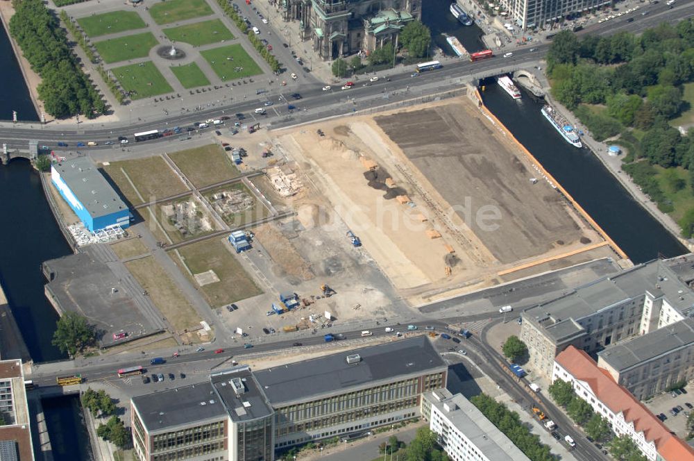 Berlin von oben - Schloßplatz mit Abrißfläche des ehemaligen Palast der Republik in Mitte