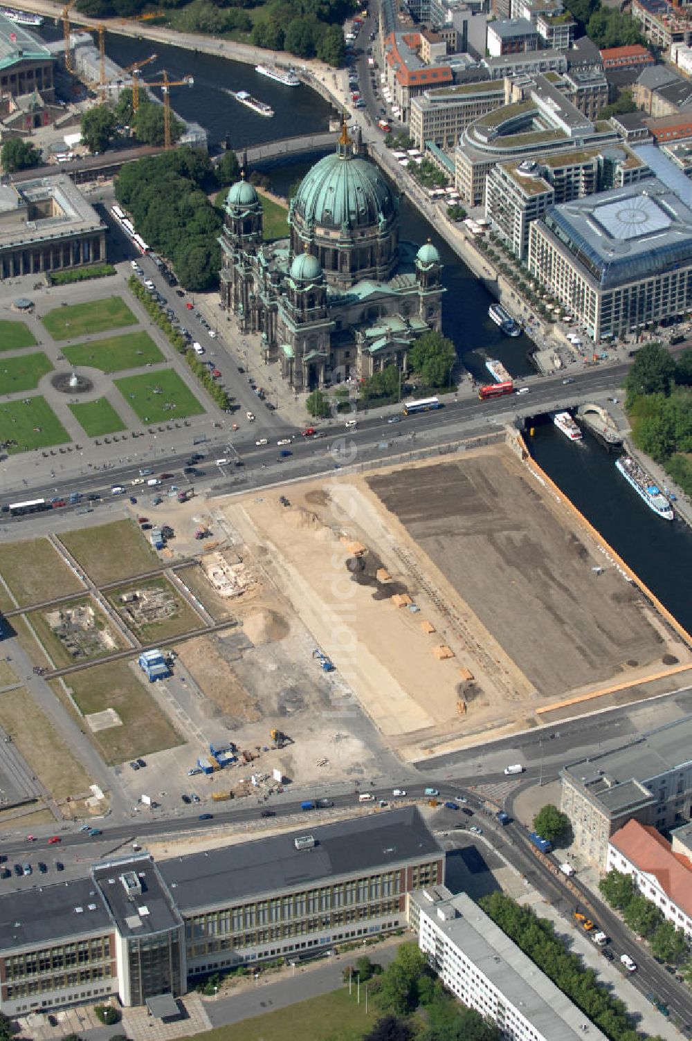 Berlin aus der Vogelperspektive: Schloßplatz mit Abrißfläche des ehemaligen Palast der Republik in Mitte