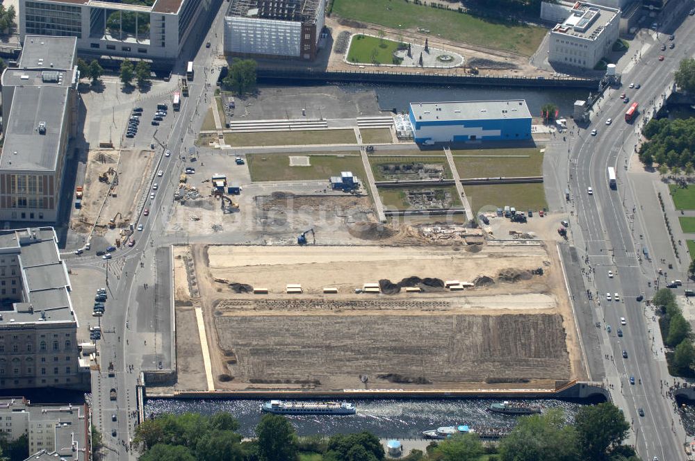 Luftbild Berlin - Schloßplatz mit Abrißfläche des ehemaligen Palast der Republik in Mitte