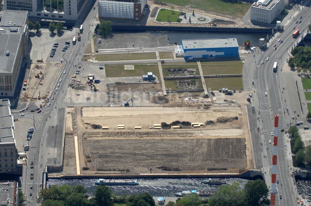 Luftaufnahme Berlin - Schloßplatz mit Abrißfläche des ehemaligen Palast der Republik in Mitte