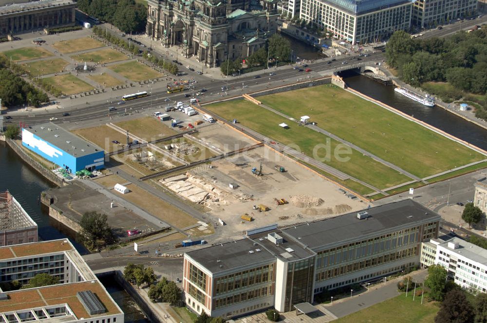 Luftbild Berlin - Schloßplatz in Berlin-Mitte