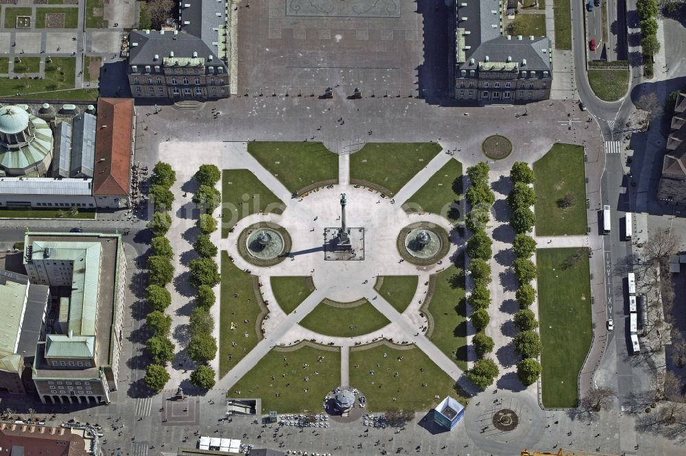 Luftaufnahme Stuttgart - Schloßplatz im Stadtzentrum der Innenstadt von Stuttgart in Baden-Württemberg