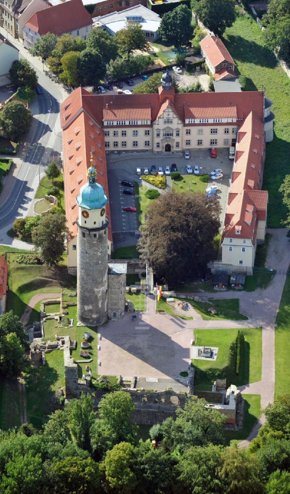 Arnstadt aus der Vogelperspektive: Schlossruine und Turm Neideck und Landratsamt Ilm-Kreis in Arnstadt, Thüringen