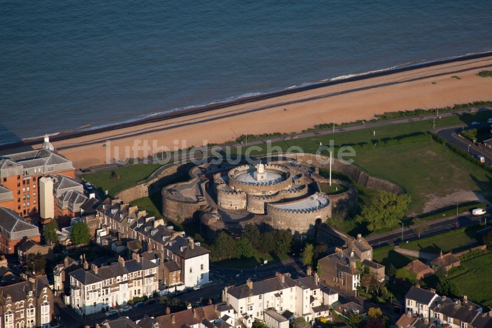 Luftbild Deal - Schloßturm am Schloß Deal Castle am Strand von Deal in England, Vereinigtes Königreich