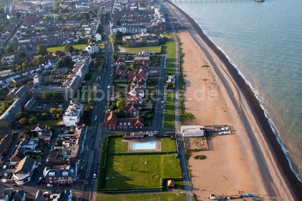 Luftaufnahme Deal - Schloßturm am Schloß Deal Castle am Strand von Deal in England, Vereinigtes Königreich