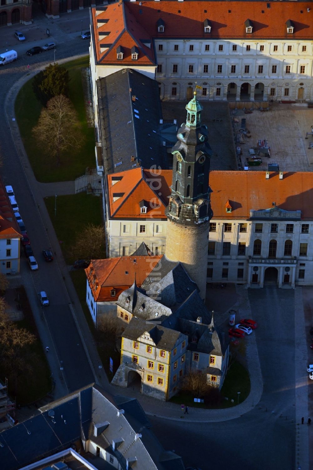 Weimar von oben - Schlossturm am Schloss Stadtschloss Weimar und Bastille in Weimar im Bundesland Thüringen, Deutschland