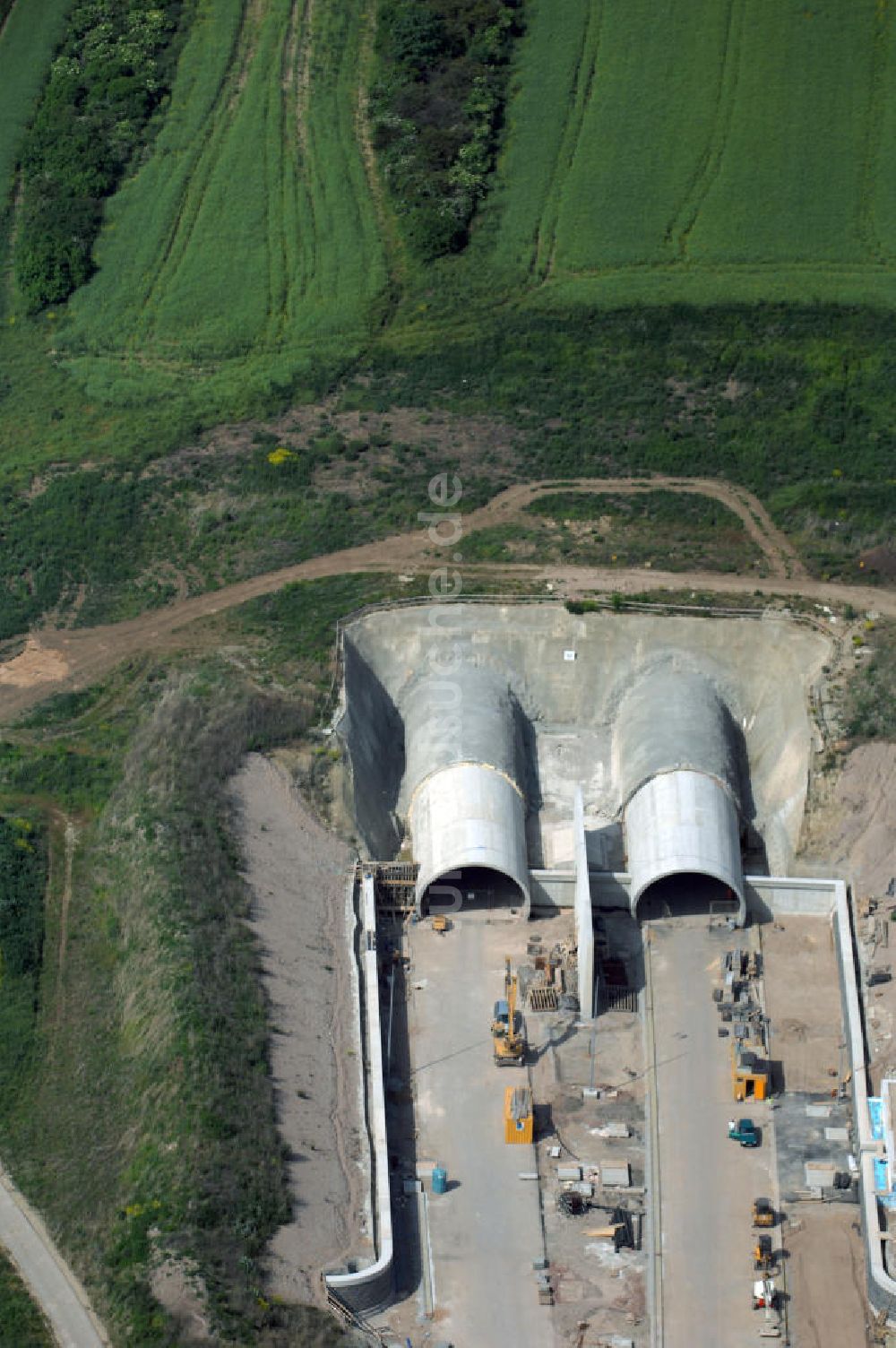 Luftaufnahme Oberheldrungen - Schmücketunnel im Bereich der neuen Trassenführung der Autobahn A71 südwestlich von Harras / Oberheldrungen in Thüringen