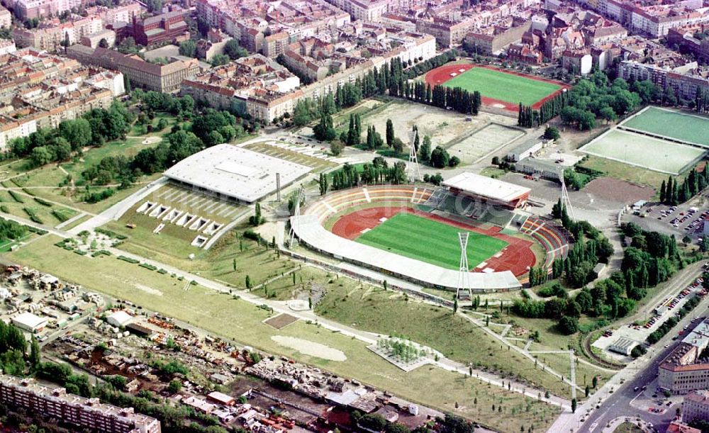 Luftbild Berlin-Prenzlauer-Berg - Schmelinghalle mit Jahnsportpark in Berlin-Prenzlauer-Berg.