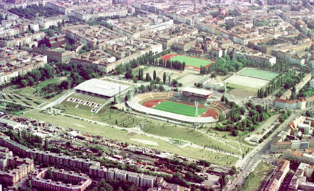 Luftaufnahme Berlin-Prenzlauer-Berg - Schmelinghalle mit Jahnsportpark in Berlin-Prenzlauer-Berg.