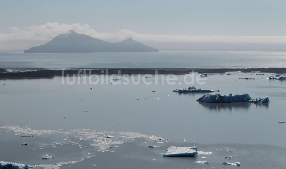 Luftbild Kenai Fjords National Park - Schmelzende Gletscherreste des Aialik-Gletscher treiben im Geltscher See im Kenai-Fjords-Nationalpark auf der Kenai-Halbinsel in Alaska in den Vereinigten Staaten von Amerika USA