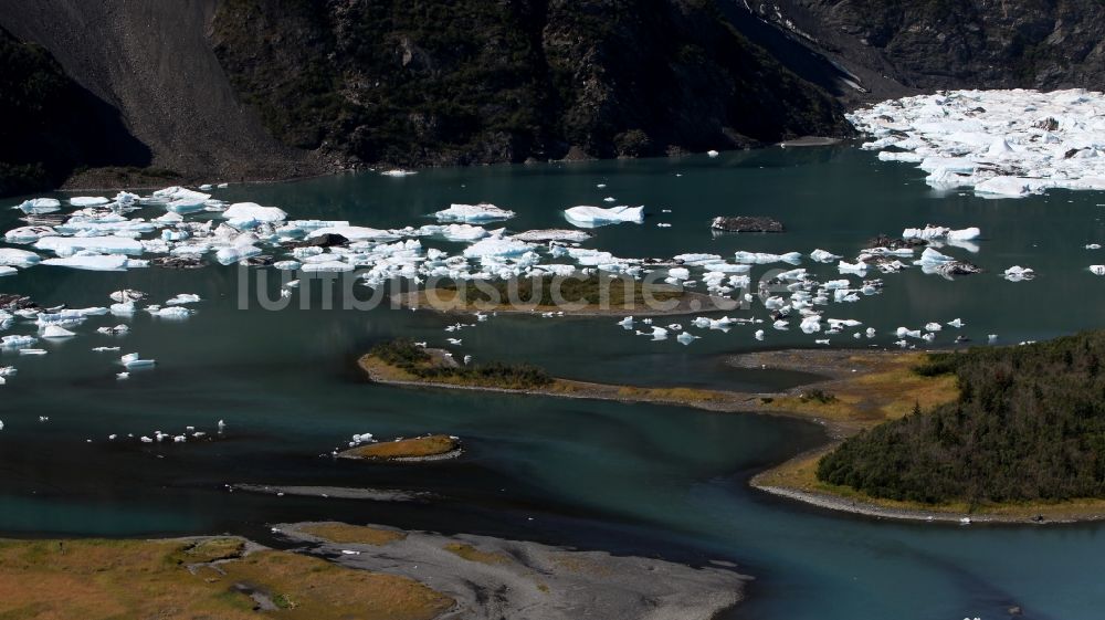 Kenai Fjords National Park aus der Vogelperspektive: Schmelzende Gletscherreste des Aialik-Gletscher treiben im Geltscher See im Kenai-Fjords-Nationalpark auf der Kenai-Halbinsel in Alaska in den Vereinigten Staaten von Amerika USA