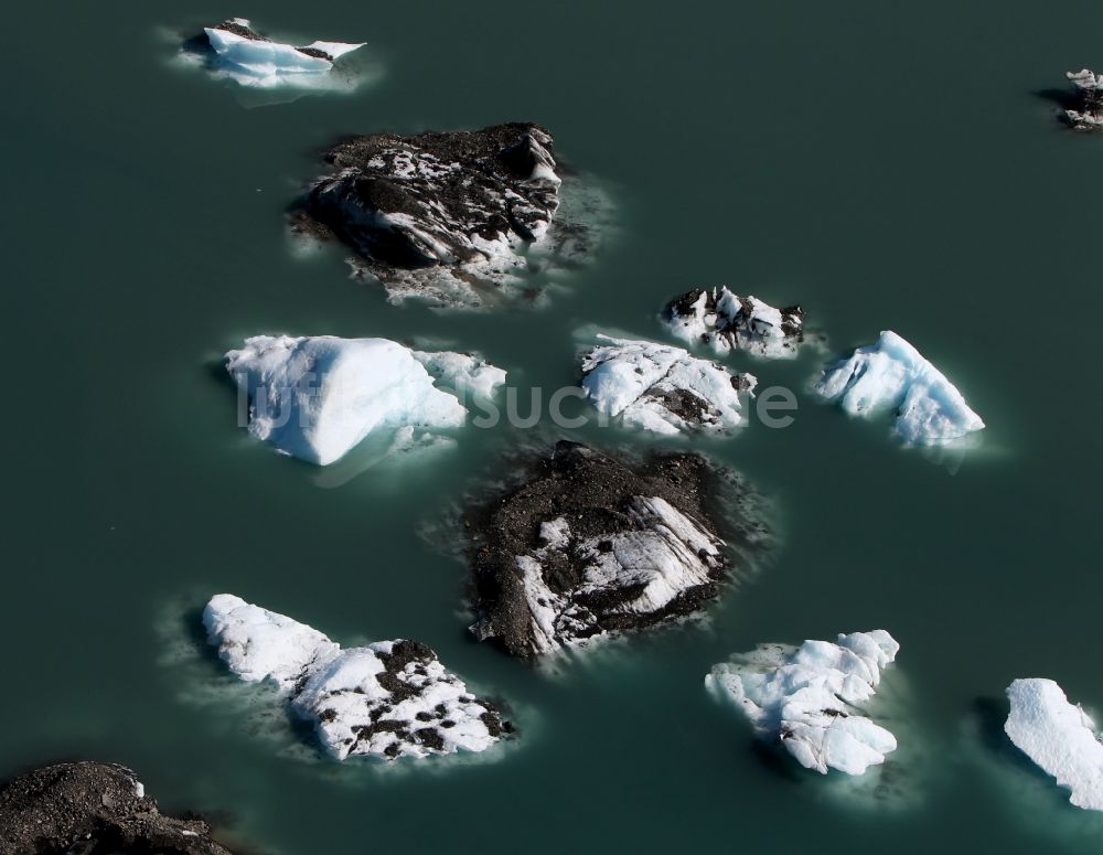 Luftbild Kenai Fjords National Park - Schmelzende Gletscherreste des Aialik-Gletscher treiben im Geltscher See im Kenai-Fjords-Nationalpark auf der Kenai-Halbinsel in Alaska in den Vereinigten Staaten von Amerika USA