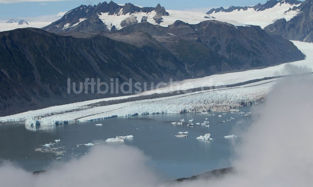 Kenai Fjords National Park aus der Vogelperspektive: Schmelzende Gletscherzungen des Aialik-Gletscher am Geltscher See im Kenai-Fjords-Nationalpark auf der Kenai-Halbinsel in Alaska in den Vereinigten Staaten von Amerika USA