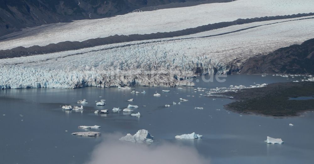 Luftbild Kenai Fjords National Park - Schmelzende Gletscherzungen des Aialik-Gletscher am Geltscher See im Kenai-Fjords-Nationalpark auf der Kenai-Halbinsel in Alaska in den Vereinigten Staaten von Amerika USA