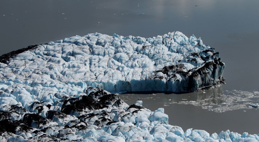 Kenai Fjords National Park aus der Vogelperspektive: Schmelzende Gletscherzungen des Aialik-Gletscher am Geltscher See im Kenai-Fjords-Nationalpark auf der Kenai-Halbinsel in Alaska in den Vereinigten Staaten von Amerika USA