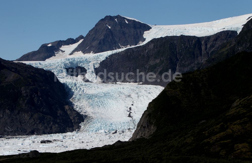 Kenai Fjords National Park von oben - Schmelzende Gletscherzungen des Aialik-Gletscher am Geltscher See im Kenai-Fjords-Nationalpark auf der Kenai-Halbinsel in Alaska in den Vereinigten Staaten von Amerika USA