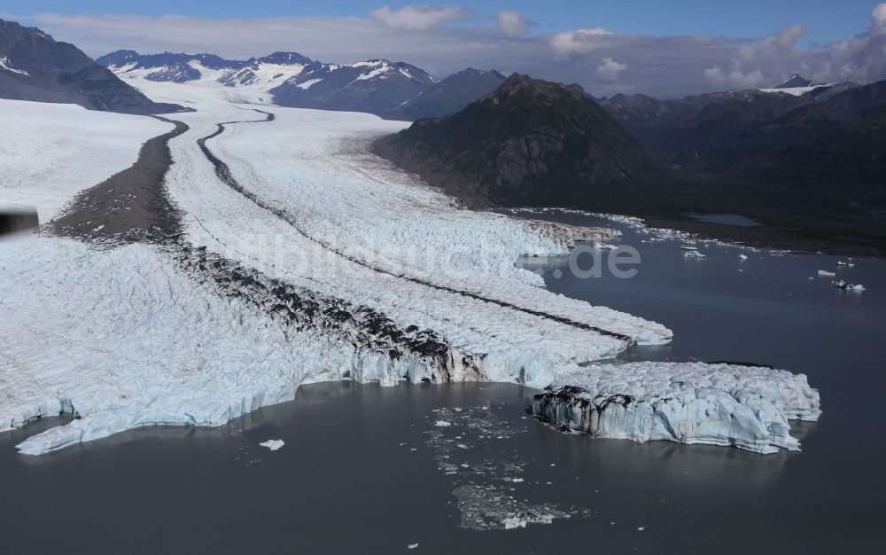 Luftaufnahme Kenai Fjords National Park - Schmelzende Gletscherzungen des Aialik-Gletscher am Geltscher See im Kenai-Fjords-Nationalpark auf der Kenai-Halbinsel in Alaska in den Vereinigten Staaten von Amerika USA