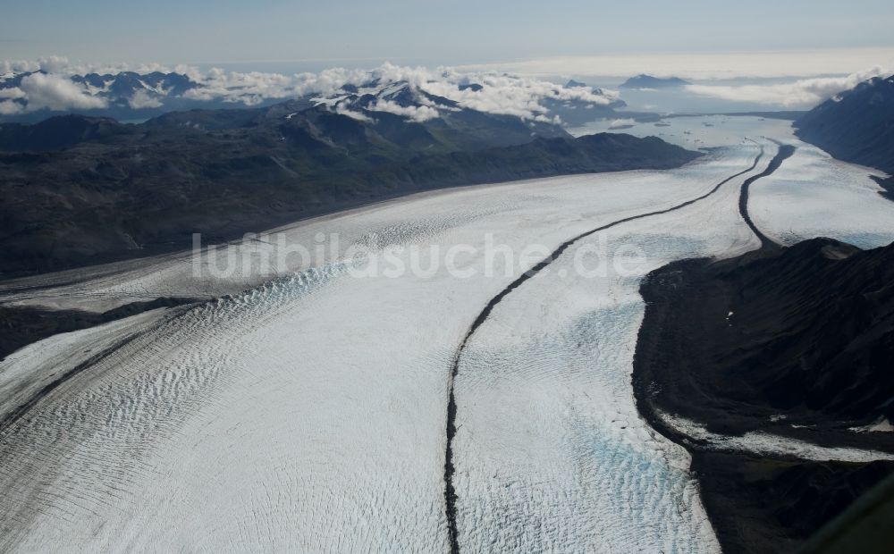 Kenai Fjords National Park aus der Vogelperspektive: Schmelzende Gletscherzungen des Aialik-Gletscher am Geltscher See im Kenai-Fjords-Nationalpark auf der Kenai-Halbinsel in Alaska in den Vereinigten Staaten von Amerika USA