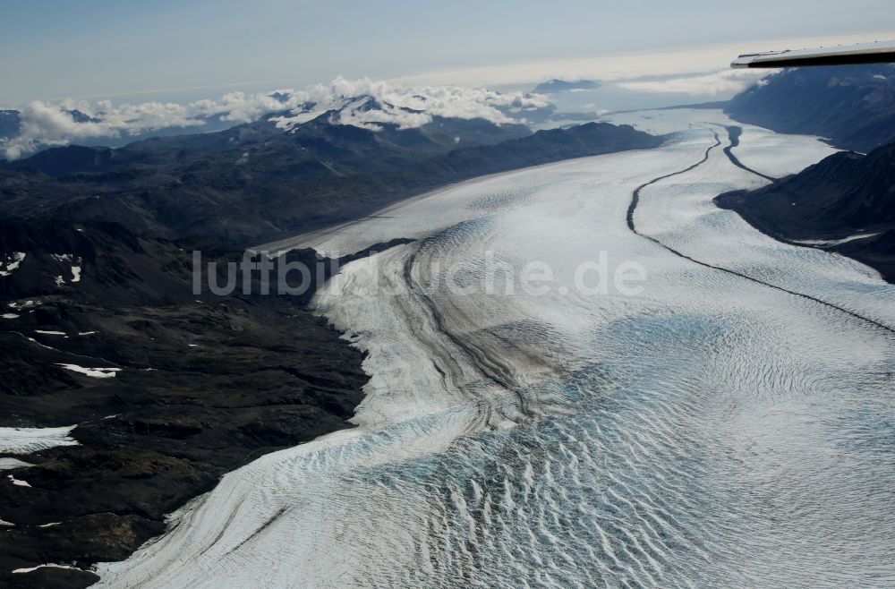 Luftbild Kenai Fjords National Park - Schmelzende Gletscherzungen des Aialik-Gletscher am Geltscher See im Kenai-Fjords-Nationalpark auf der Kenai-Halbinsel in Alaska in den Vereinigten Staaten von Amerika USA