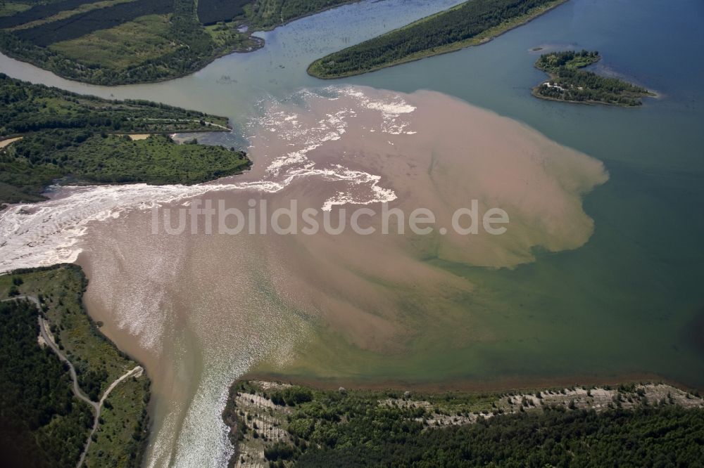 Luftbild Bitterfeld - Schmutzwassereintrag aus dem Resttagebau in den Goitzschesee während des Hochwassers 2013 bei Bitterfeld im Bundesland Sachsen-Anhalt