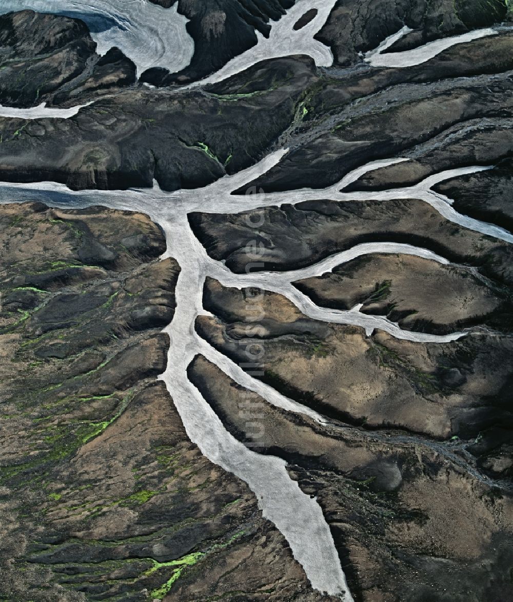 Fjallaback aus der Vogelperspektive: Schnee der die Täler des Naturschutzgebiets Fjallaback füllt in South Iceland, Island