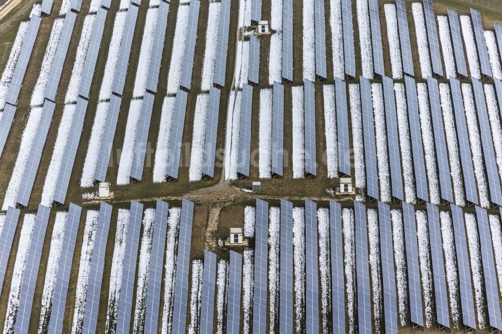 Luftaufnahme Ergoldsbach - Schnee zwischen Panelreihen eines Photovoltaik- Solarkraftwerkes bei Ergoldsbach im Bundesland Bayern