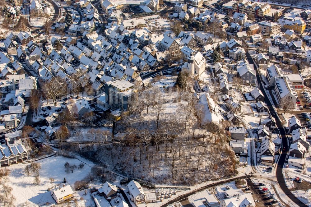 Freudenberg von oben - Schneebedeckte Altstadt Alter Flecken mit Fachwerkhäusern in Freudenberg im Bundesland Nordrhein-Westfalen