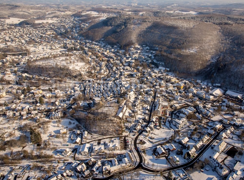 Freudenberg aus der Vogelperspektive: Schneebedeckte Altstadt Alter Flecken mit Fachwerkhäusern in Freudenberg im Bundesland Nordrhein-Westfalen