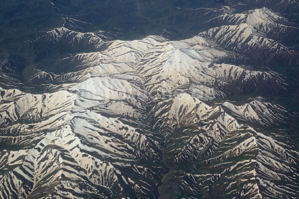 Luftbild Piranschahr - Schneebedeckte Fels- und Wüsten- Landschaft im Gebirge in West Aserbaidschan, Iran