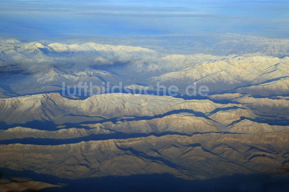 Erbil Governorate aus der Vogelperspektive: Schneebedeckte Felsen- und Berglandschaft in Kurdistan im Grenzgebiet Irak und Iran in Erbil Governorate in Irak