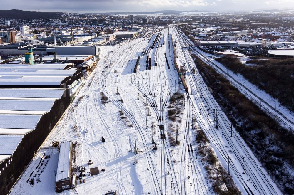 Luftaufnahme Göttingen - Schneebedeckte Gleisanlage der Deutschen Bahn im Winter in Göttingen im Bundesland Niedersachsen