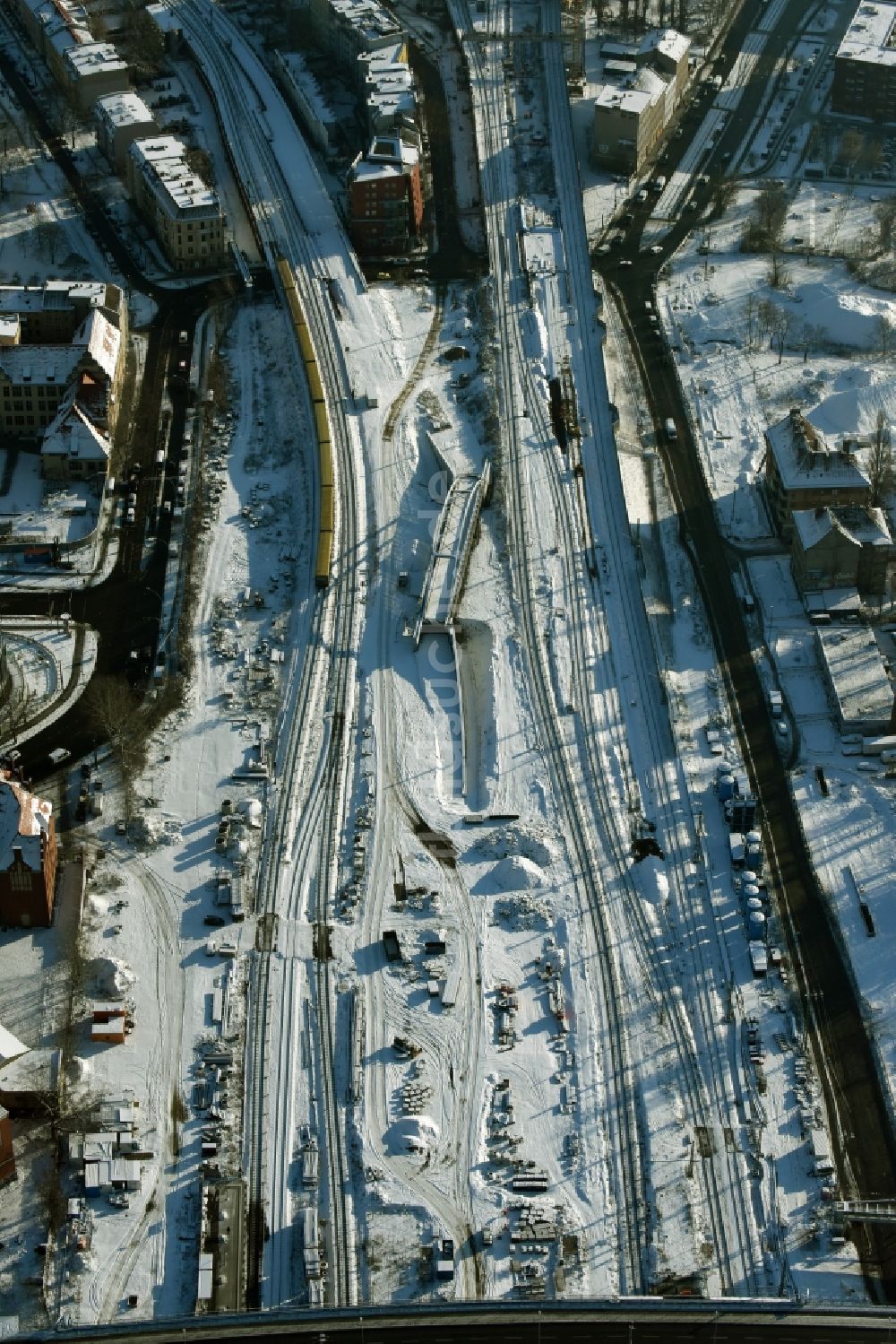 Berlin aus der Vogelperspektive: Schneebedeckte Gleise und Baustelle am S-Bahnhof Berlin Ostkreuz in Berlin