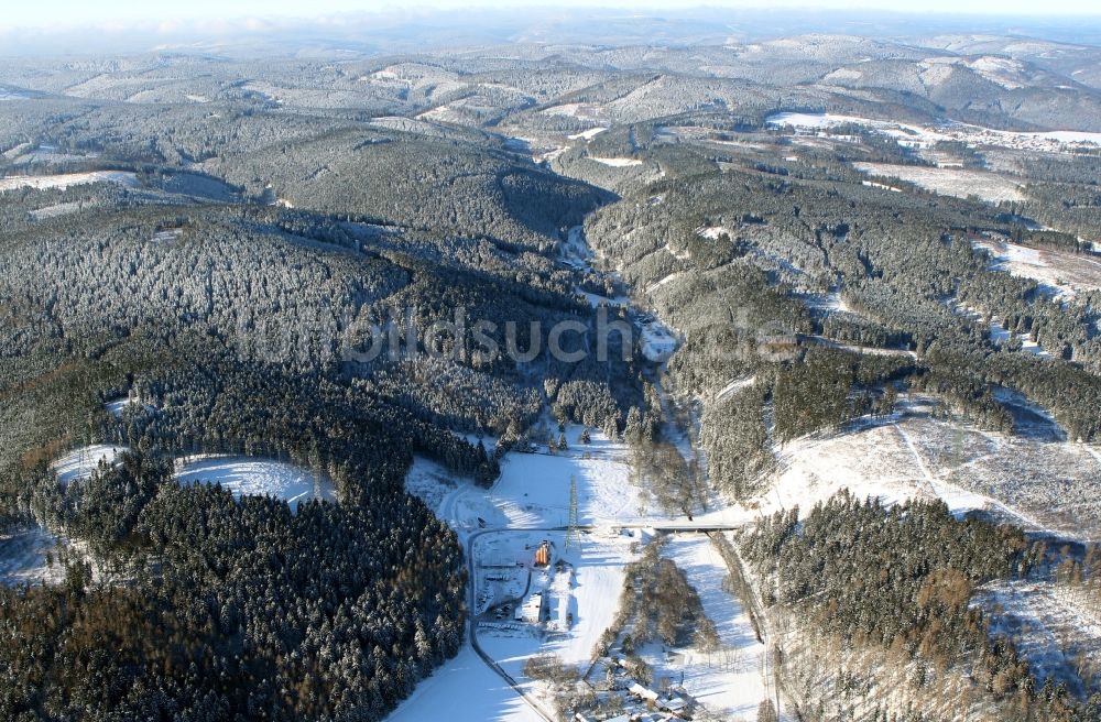 Langewiesen aus der Vogelperspektive: Schneebedeckte hügelige Landschaft in Langewiesen im Bundesland Thüringen