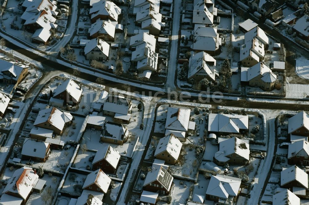 Luftaufnahme Altlandsberg - Schneebedeckte Häuser und Gärten einer Einfamilien- Haus Wohnsiedlung im Westen von Wegendorf im Bundesland Brandenburg