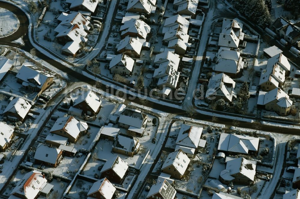 Altlandsberg von oben - Schneebedeckte Häuser und Gärten einer Einfamilien- Haus Wohnsiedlung im Westen von Wegendorf im Bundesland Brandenburg