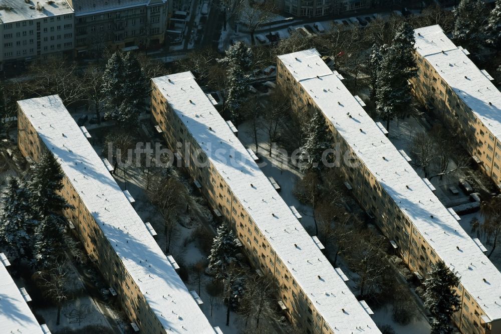 Luftaufnahme Berlin - Schneebedeckte längliche Gebäude einer Mehrfamilienhaussiedlung am Steglitzer Damm im Bezirk Steglitz-Zehlendorf in Berlin