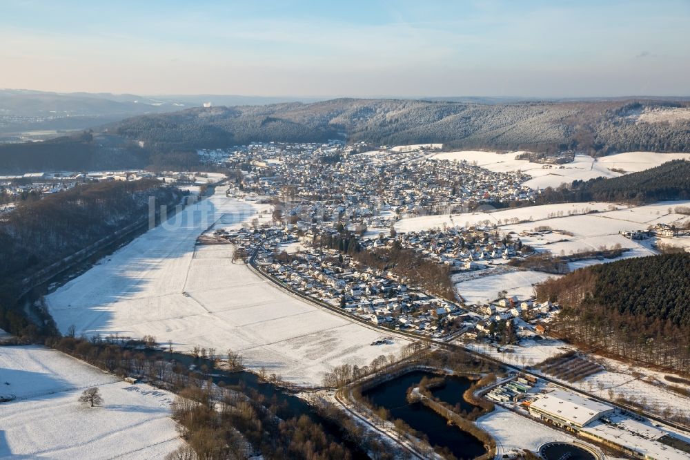 Luftbild Arnsberg - Schneebedeckte Ortsansicht von Glösingen am Nordufer des Flusses Ruhr im Bundesland Nordrhein-Westfalen