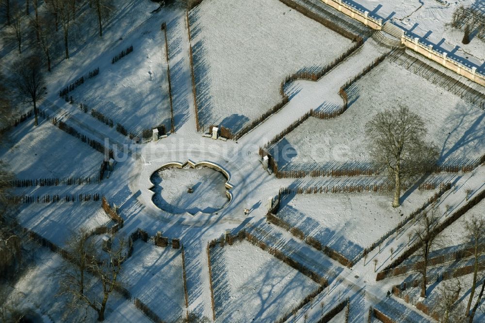 Luftaufnahme Potsdam - Schneebedeckte Parkanlage an der Hauptallee im Osten von Park Sanssouci in Potsdam im Bundesland Brandenburg