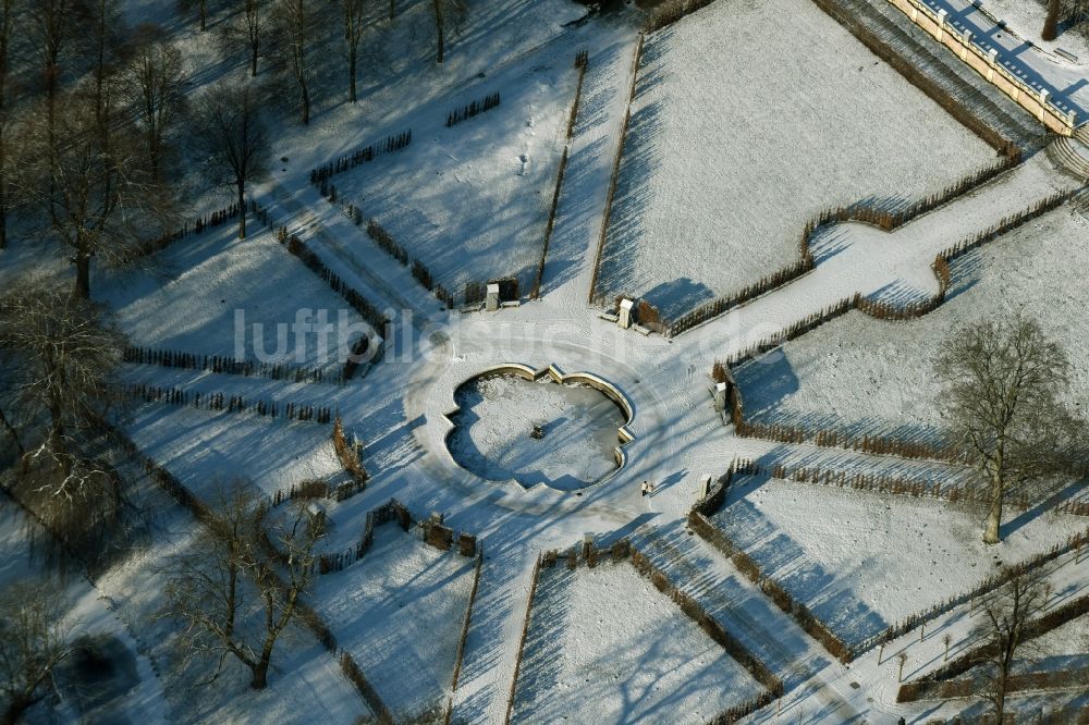 Potsdam aus der Vogelperspektive: Schneebedeckte Parkanlage an der Hauptallee im Osten von Park Sanssouci in Potsdam im Bundesland Brandenburg